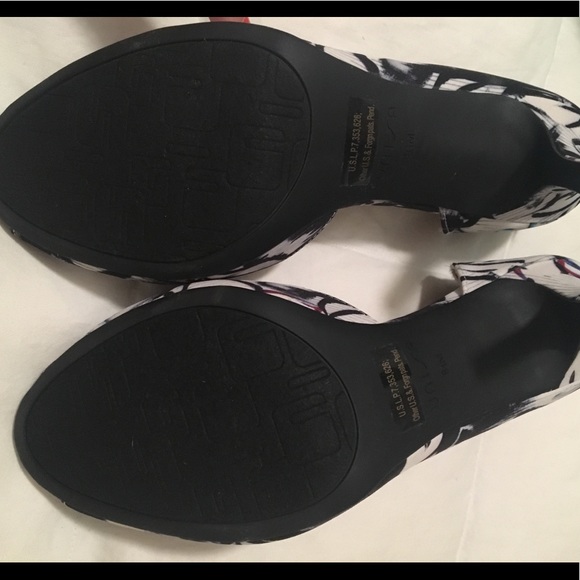 Unisa multi color peep toe heels. Never been worn. - Picture 4 of 5